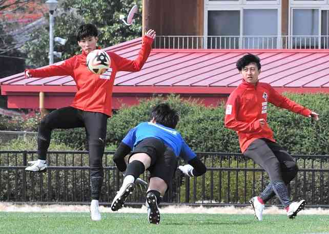 群馬戦に向けた攻撃練習でシュートを放つMF古長谷（左）。右はMF藤田＝熊本県民総合運動公園サッカー場