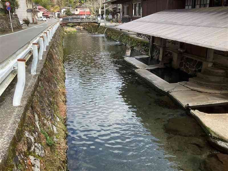 周りからの視線をさえぎるものがない「日本一恥ずかしい露天風呂」＝南小国町満願寺