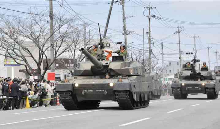 自衛隊通りを行進する陸上自衛隊の戦車＝3日、熊本市東区