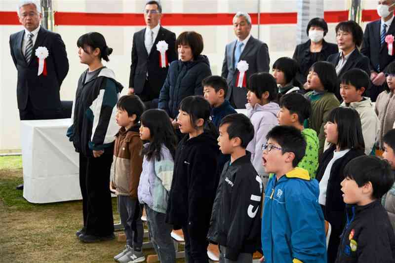 渡小の閉校式で校歌を歌う児童たち＝3日、球磨村