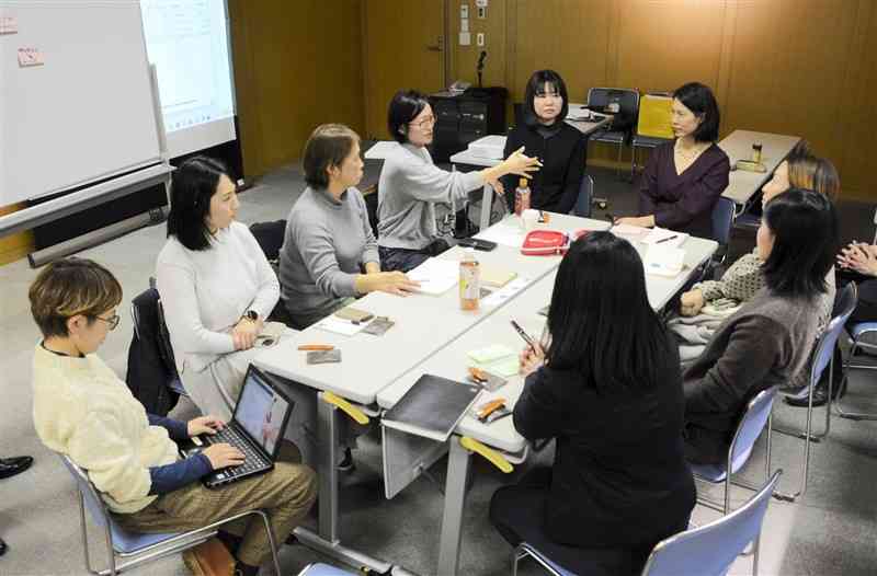 女性農家の輪を広げるための取り組みについて語り合うAguRokka（あぐろっか）のメンバー＝2月6日、熊本市中央区