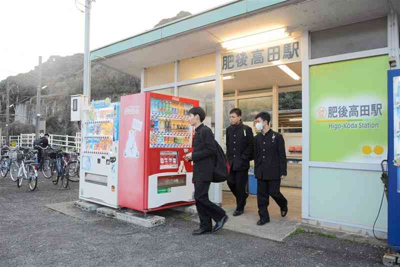 肥薩おれんじ鉄道の肥後高田駅で降りて学校へ向かう高校生＝4日、八代市