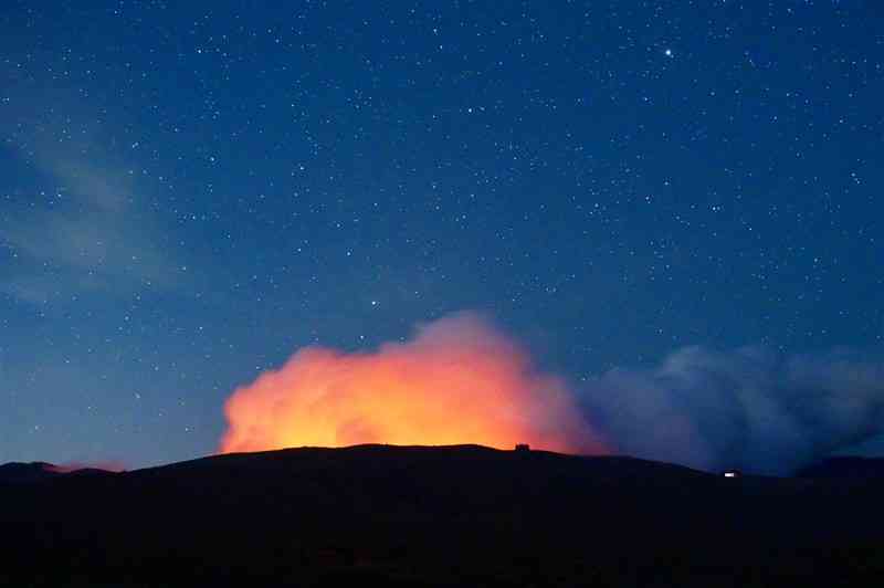 阿蘇中岳で見られた「火映現象」＝3日午後11時15分ごろ、阿蘇山上広場（ISO1600、8秒露光）