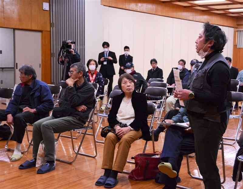 熊本県が流水型ダムに関して開いた公聴会で、「知事が来て直接意見を聴くべきだ」と抗議する住民（右）ら＝4日、相良村