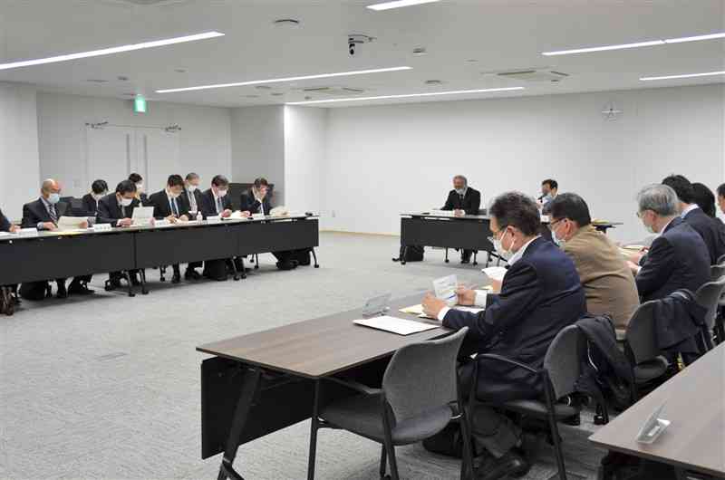 へき地医療拠点病院に3病院の指定を承認した協議会＝4日、県防災センター