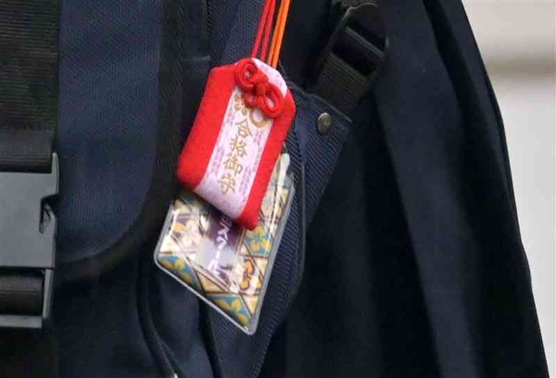 受験生のバッグに下げられたお守り＝熊本市中央区の熊本高（谷川剛）