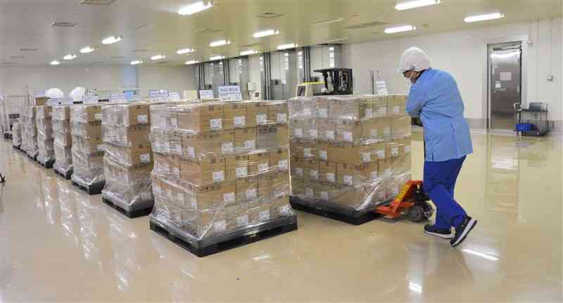 KMバイオロジクスの配送センターで、出荷のため運び出される5種混合ワクチン＝5日、大津町