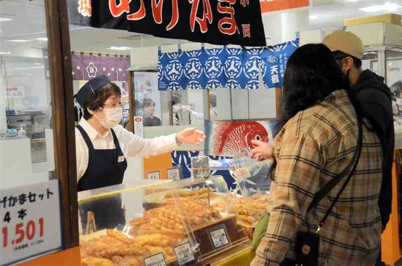 「大江戸展」で揚げかまぼこを選ぶ買い物客＝6日、熊本市中央区