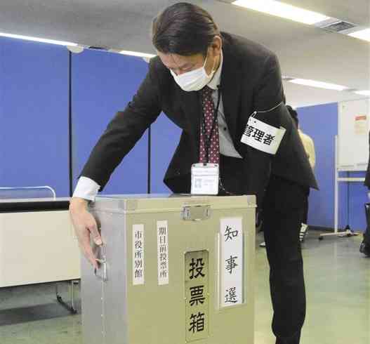 熊本県知事選の期日前投票所を設営する熊本市職員＝6日、熊本市中央区