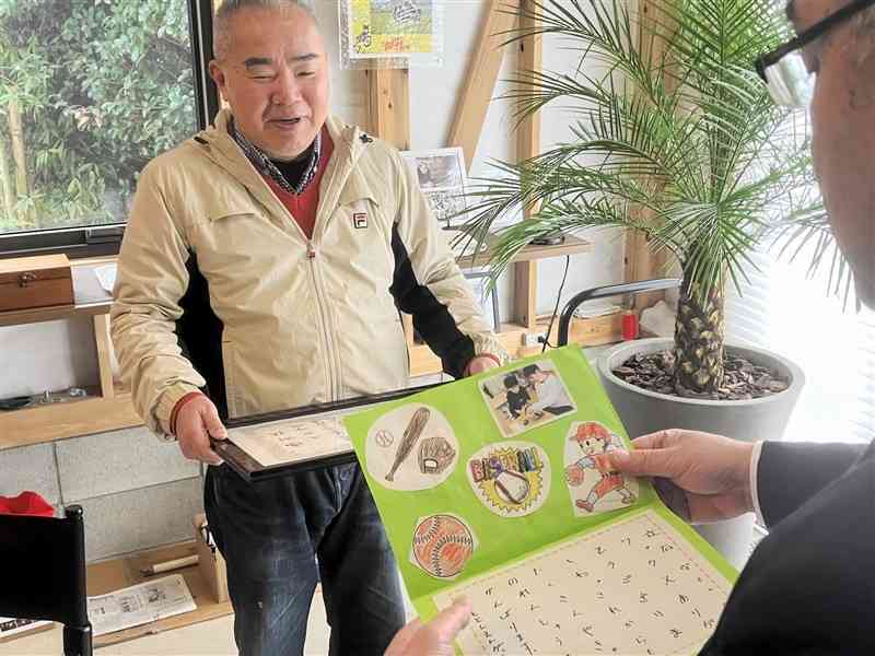 グラブを手入れするオイルの寄贈で感謝状などを手渡された立石守さん＝6日、熊本市北区