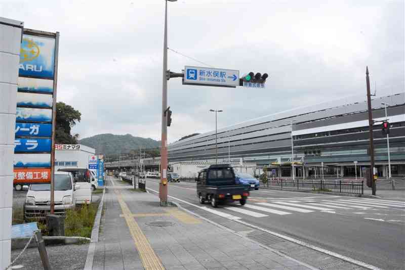 自動車販売店などが立ち並ぶ新水俣駅前＝6日、水俣市