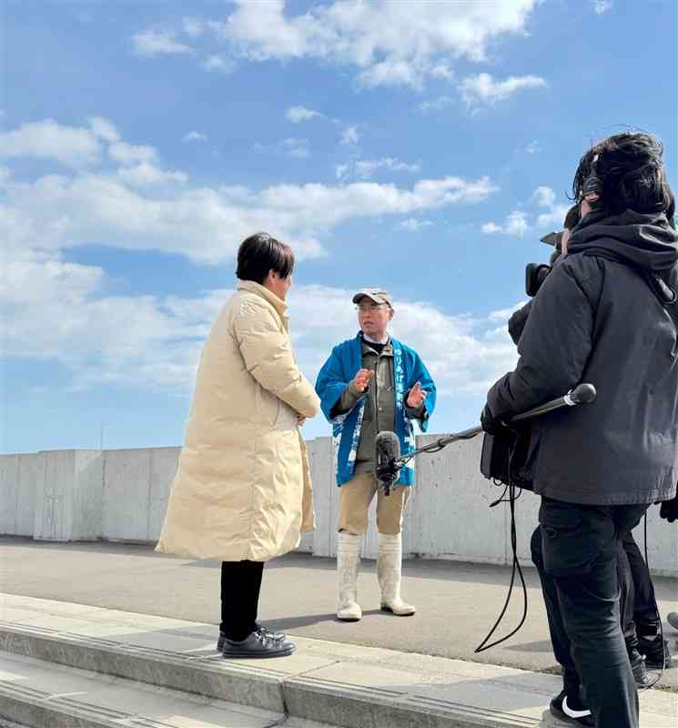 ゆりあげ港朝市協同組合の櫻井広行さん（中）にインタビューする筆者＝3日、宮城県名取市