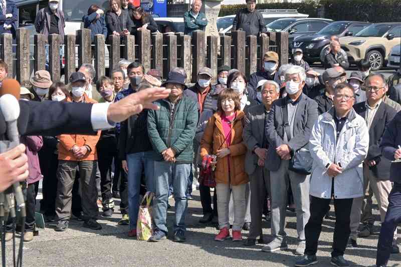 熊本県知事選が告示され、候補者の第一声を聞く支持者ら＝7日午前