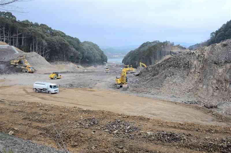 造成工事が進む天草広域連合の新ごみ処理施設建設予定地＝1月31日、天草市