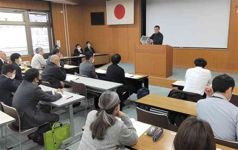 熊本県知事選の投票管理者ら向けの研修会で、手順を確認する熊本市職員＝2月29日、熊本市中央区