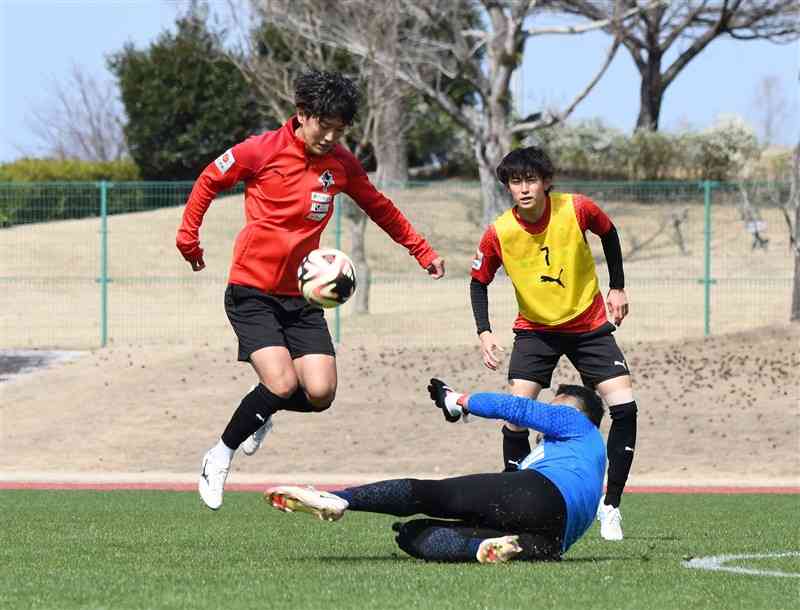 愛媛戦に向け、攻撃練習でGKをかわすFW石川（左）。右はMF松岡＝熊本県民総合運動公園補助競技場