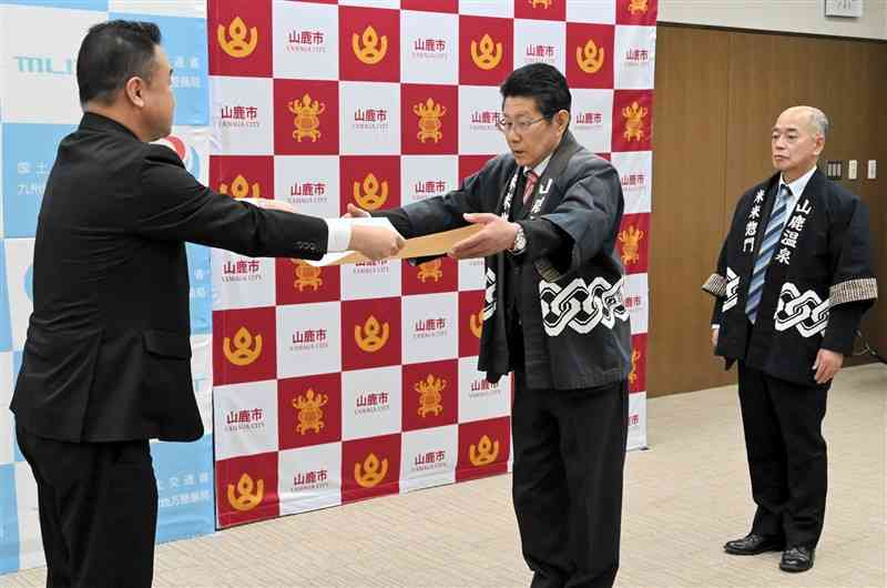 森戸義貴・九州整備局長（左）から認定証を受け取る下町惣門会の井口圭祐会長（中央）＝8日、山鹿市