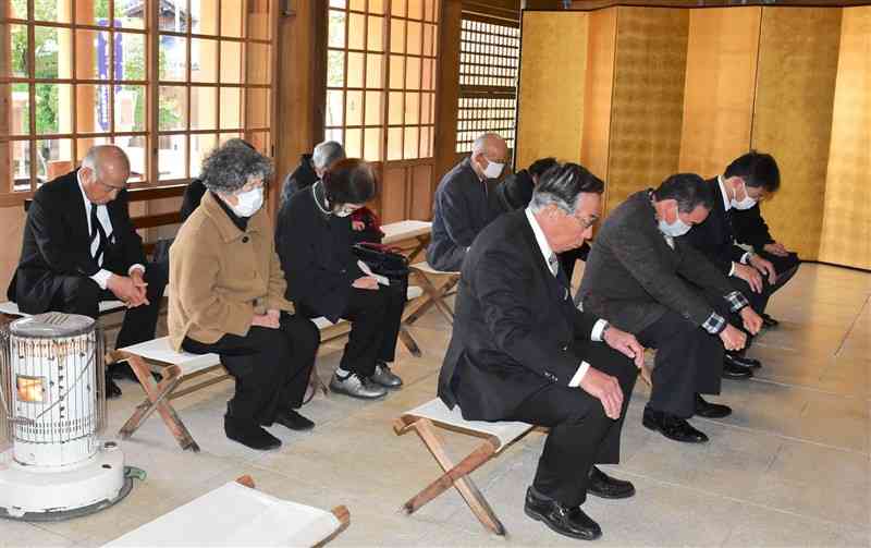 硫黄島で戦死した熊本県出身者を追悼する遺族ら＝9日、熊本市