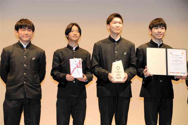 「みらい甲子園」熊本県大会で最優秀賞に選ばれた芦北高の生徒たち＝9日、熊本市中央区