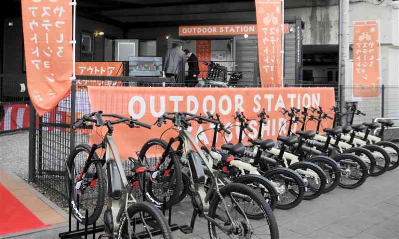 JR新八代駅東口隣に開設した「アウトドアステーションやつしろ」＝9日、八代市