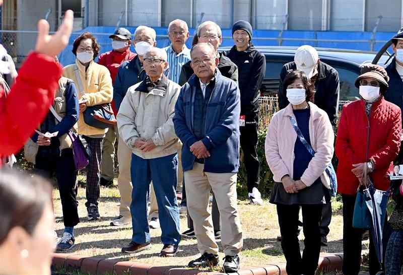 熊本県知事選の街頭演説で候補者の演説を聞く人々＝10日午後、熊本市（石本智）