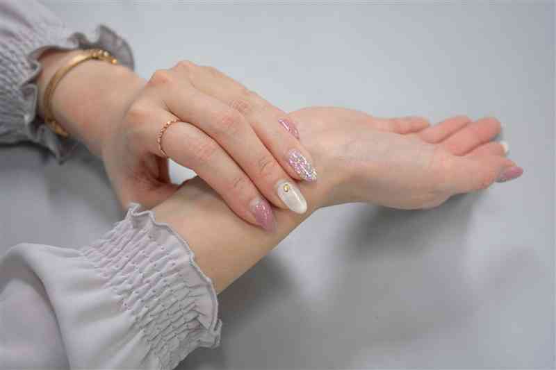 親指の付け根の手首に、人さし指から薬指までの3本をあて脈を測る