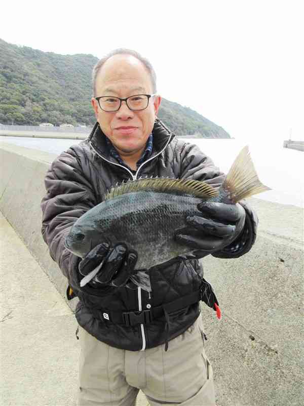クロ釣りを楽しんだ鈴木久良さん＝上天草市龍ケ岳町の下桶川漁港