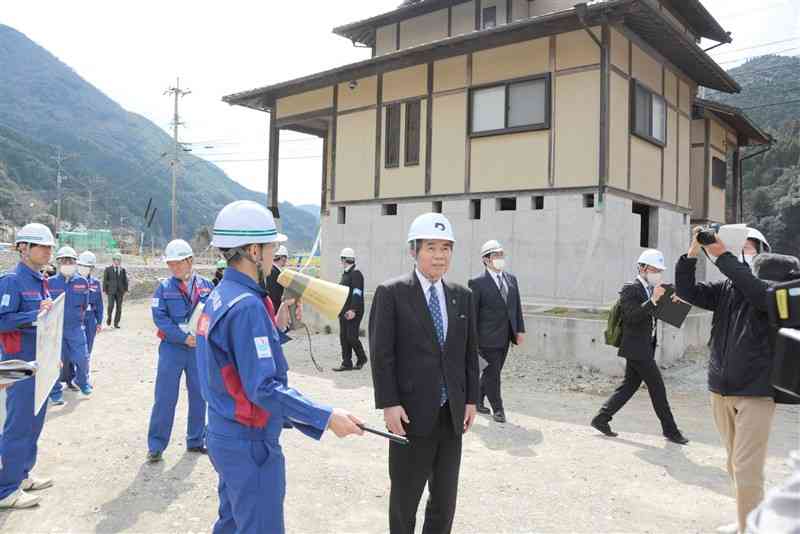 神瀬地区で進む、宅地かさ上げ事業の現場を視察する蒲島郁夫知事（中央）＝11日、球磨村