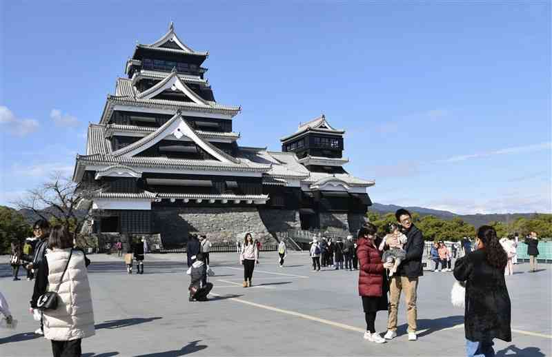 台湾など海外からの観光客も多く訪れる熊本城＝2月、熊本市