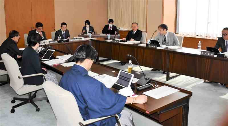 宿泊税について説明があった熊本市議会経済委員会＝13日、市議会棟