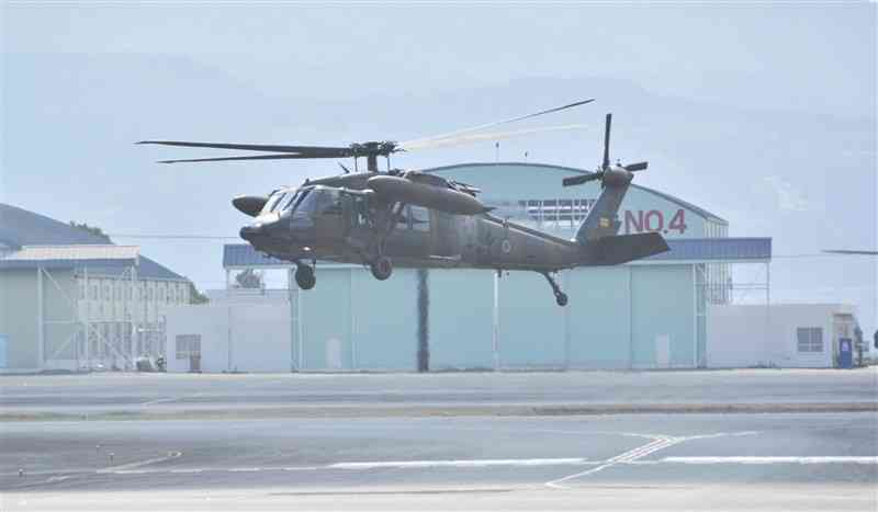 陸上自衛隊高遊原分屯地の滑走路でホバリングする、墜落した事故機と同型のUH60JAヘリコプター＝13日、益城町