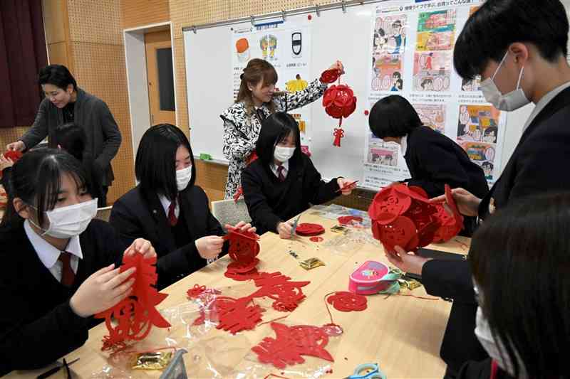 台湾ちょうちん作りを体験する菊池女子高の生徒ら＝13日、菊池市