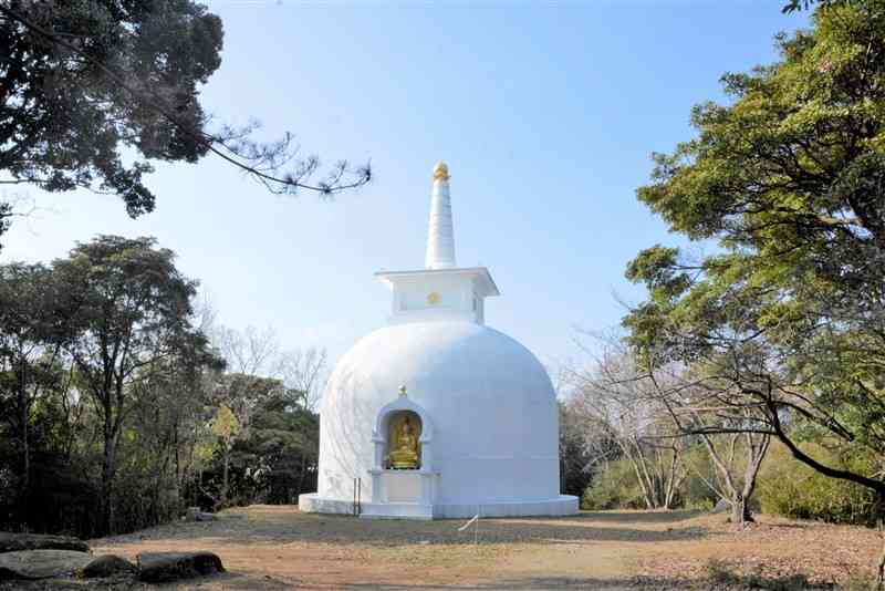 水俣市が撤去を求める中尾山公園の仏舎利塔＝8日、水俣市