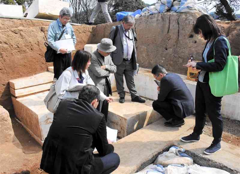 塚坊主古墳の保護施設と土との境界の亀裂を確認する審議会の委員ら＝14日、和水町