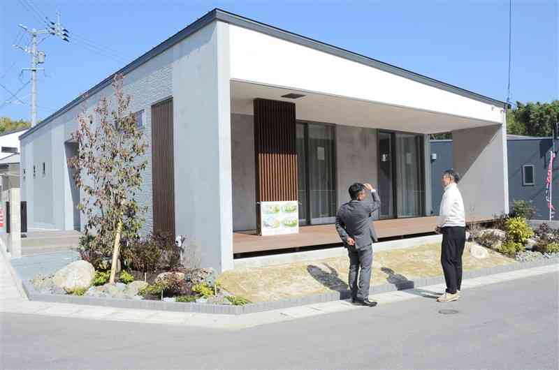西部ガスホールディングスなどが熊本市に建設した分譲戸建て住宅。「Livtetto（リブテット）」シリーズとして販売する＝13日、熊本市北区