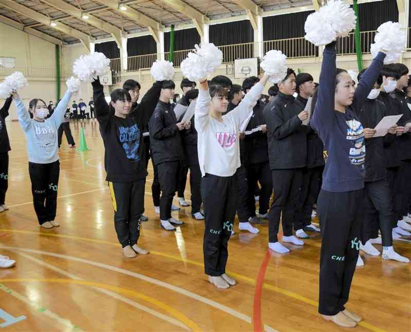 18日の初戦を前に、応援の練習をするチアダンス同好会をはじめとした国府高の生徒たち＝14日、熊本市中央区