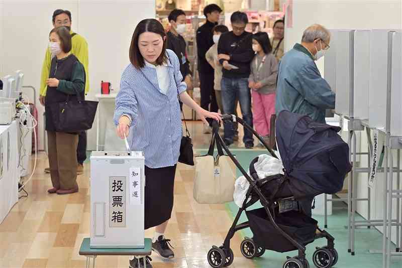 熊本県知事選の期日前投票所で投票する有権者＝16日午前、熊本市南区のゆめタウンはません（上杉勇太）