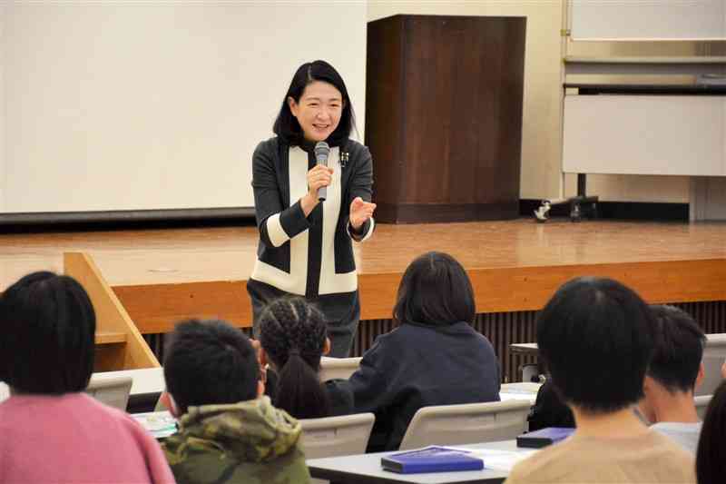 「子ども大学くまもと」の特別講演で子どもたちに語りかける紺野美沙子さん＝16日、熊本市東区