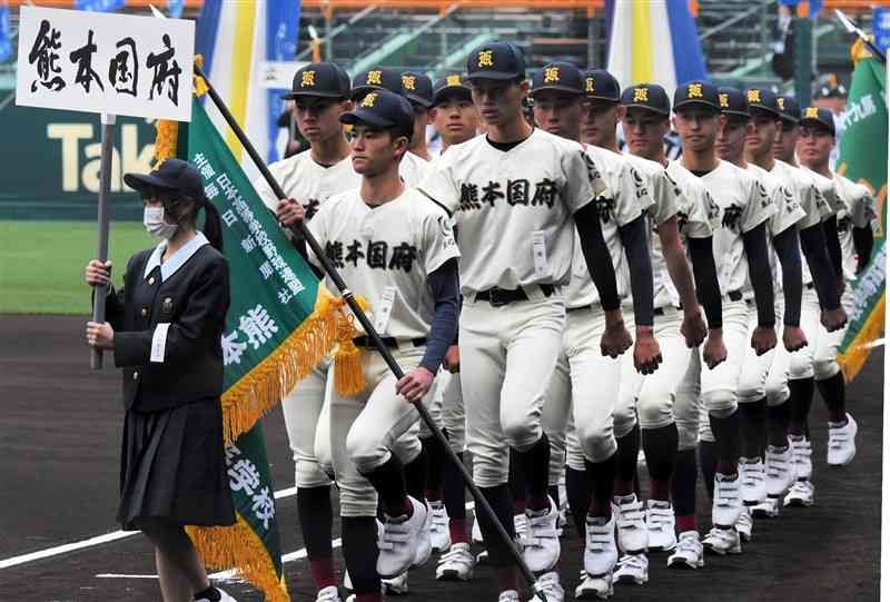 開会式リハーサルで、行進する国府の選手ら＝甲子園