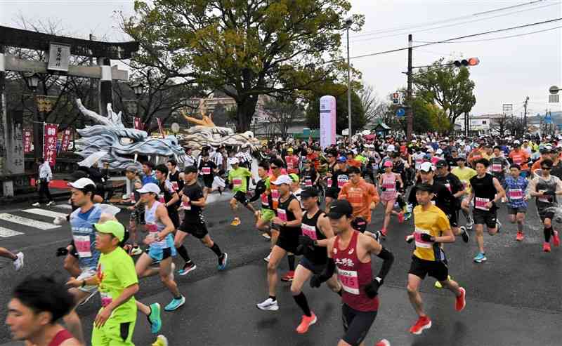 一斉にスタートするきくち桜マラソンのランナーたち＝17日、菊池市