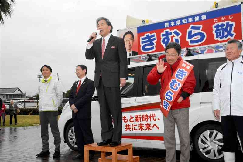 熊本県知事選に立候補した木村敬氏（右から2人目）の街頭演説でマイクを握る蒲島郁夫知事＝17日、八代市