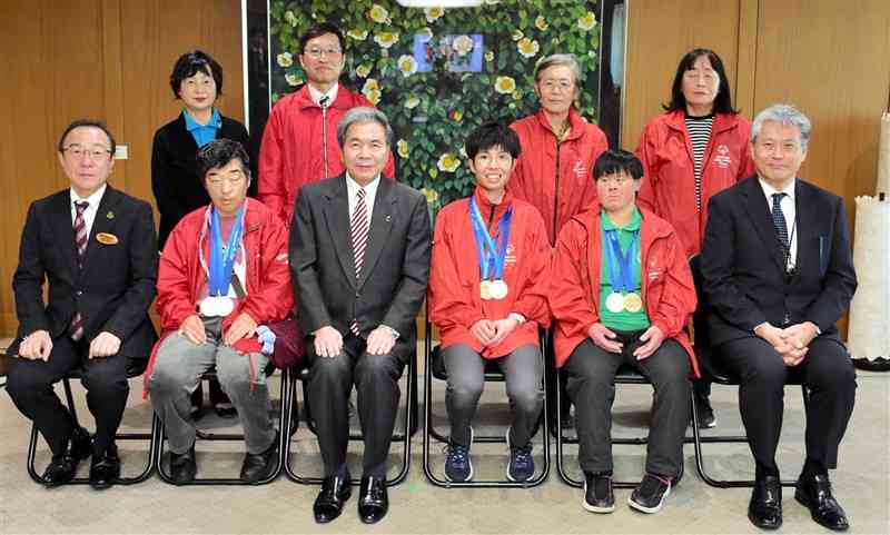 蒲島郁夫知事（前列左から3人目）を表敬訪問したSO日本冬季大会の選手ら＝18日、熊本市