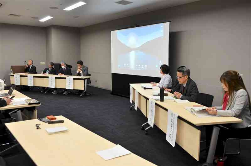 外国人材の熊本への取り込みを探るシンポジウムで、取り組みを報告する監理団体や受け入れ企業の代表者ら＝18日、熊本市中央区