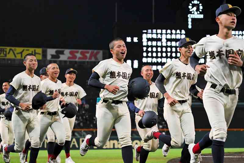 甲子園初勝利を挙げ、笑顔を見せる国府の選手たち＝18日、兵庫県の阪神甲子園球場（小野宏明）