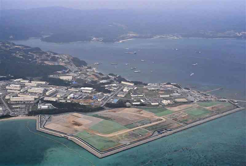 アメリカ軍普天間飛行場移設のための工事が進む沖縄県名護市辺野古＝1月