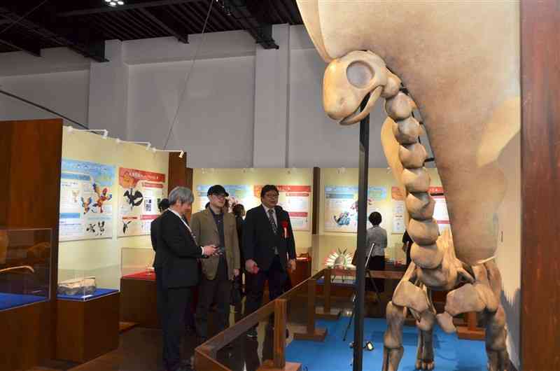 古生物の標本やポケモンの模型を展示した「ポケモン化石博物館」＝19日、御船町