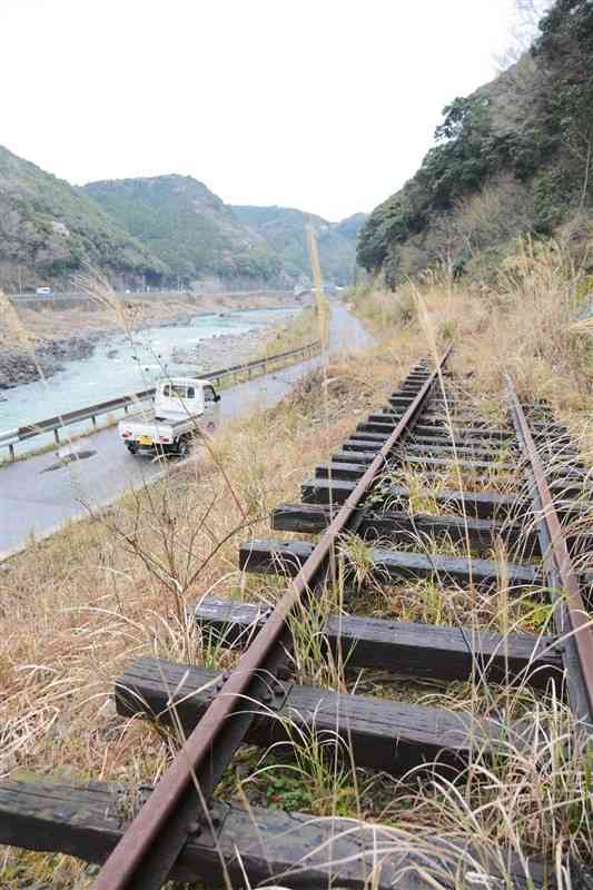 熊本豪雨を受けて不通になっている球磨川沿いのJR肥薩線＝19日、球磨村