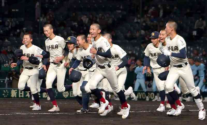 近江に勝利し、笑顔で応援席に向かって駆け出す国府の選手たち＝18日、兵庫県の阪神甲子園球場（小野宏明）