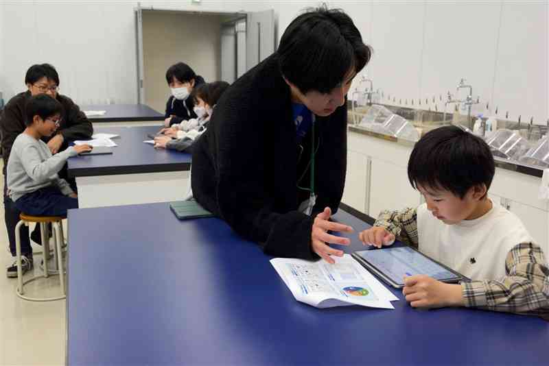 プログラミング教室で、アプリを作る子どもたち＝20日、熊本市