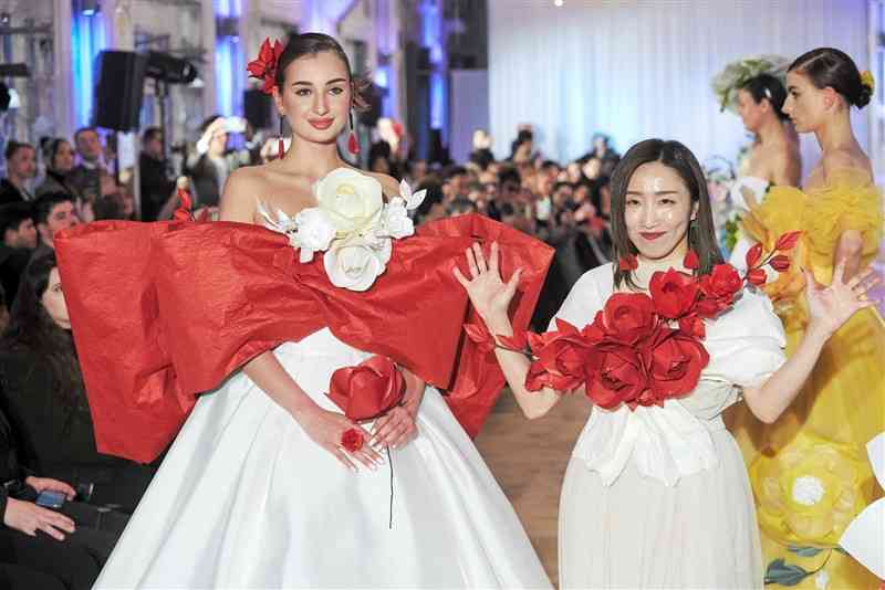 MICOHANAの宮田幸子代表（右）と、独自技術で制作した紙の花を飾ったドレス＝5日、パリ（同社提供）